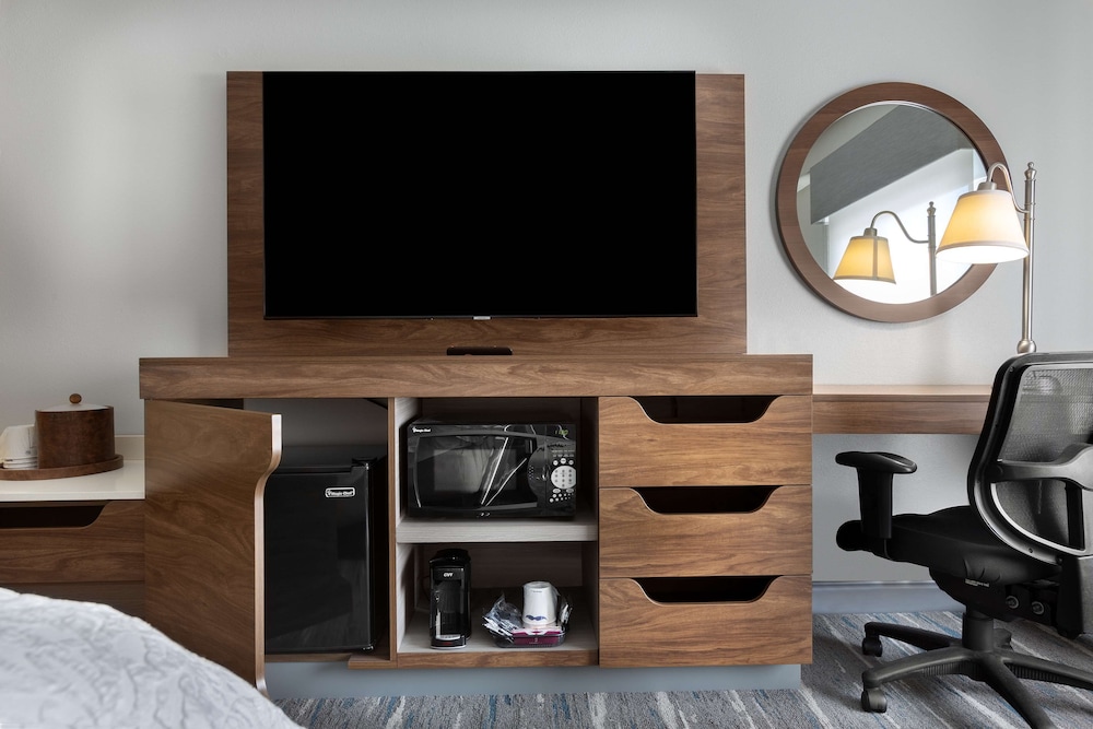 Standard room with king bed - Photo 4