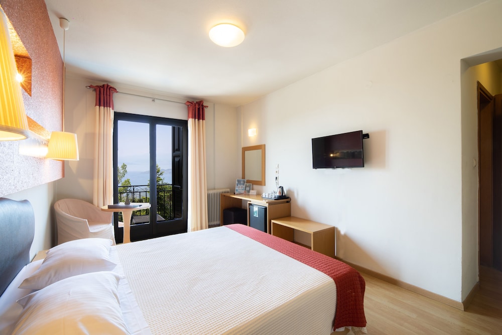 Double Room with balcony and Panoramic Volos View - Photo 7