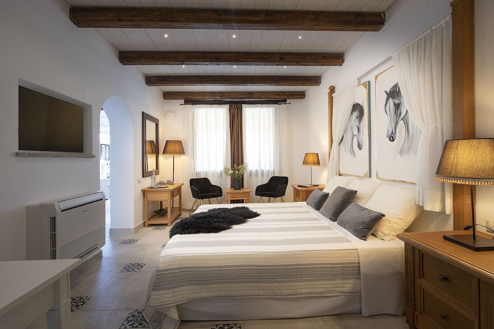 Family Room, 2 Bedrooms, Courtyard Area photo 3