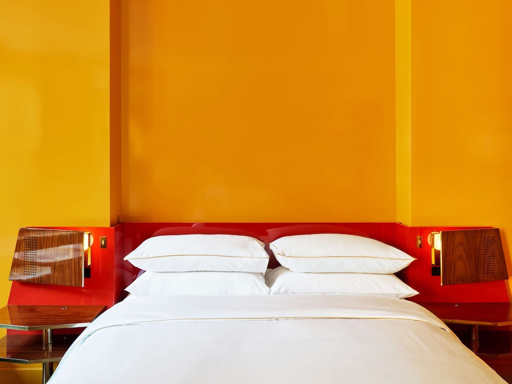 Room, 1 King Bed, Corner photo 1