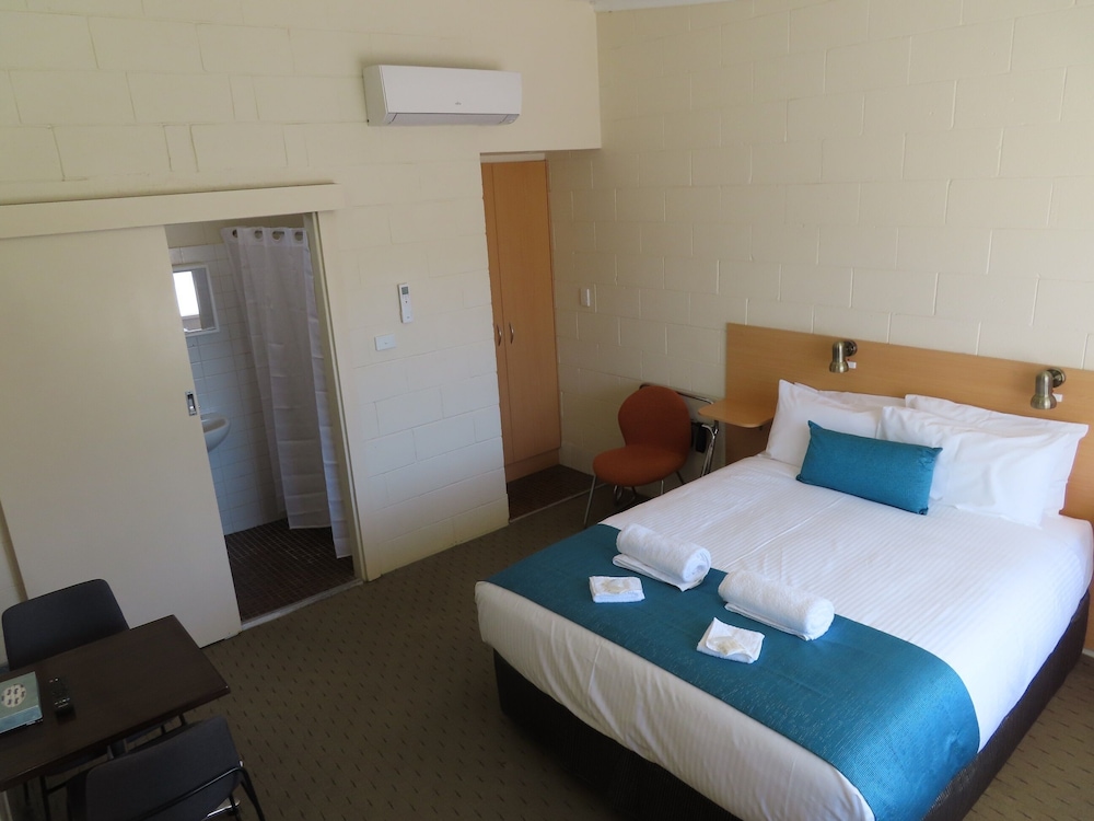Standard Room, 1 Queen Bed photo 2