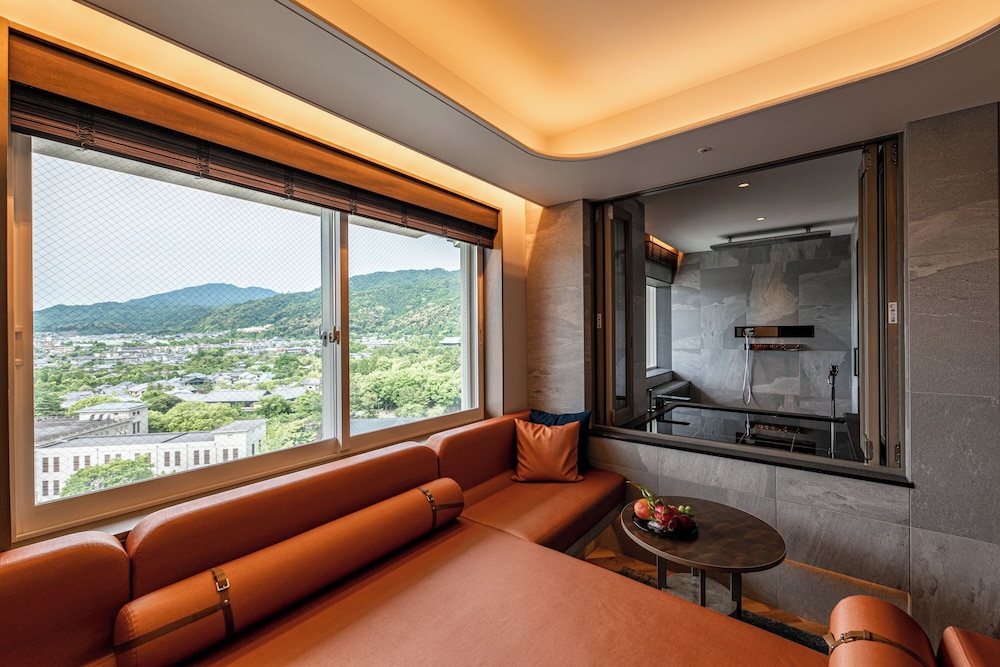 Club Suite, 1 King Bed (View) - Photo 4