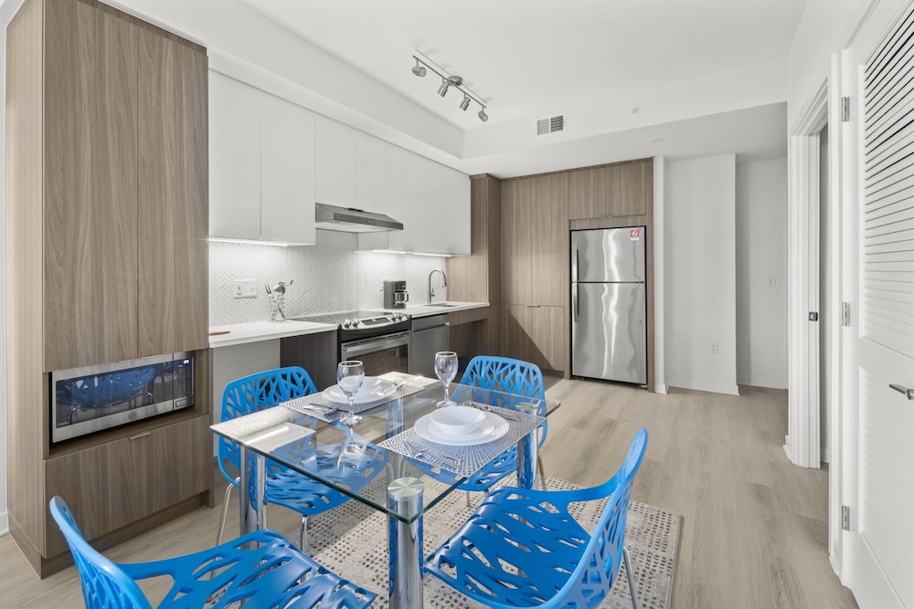 Luxury Apartment, 2 Bedrooms, Balcony (Room décor/layout/colors vary by unit) - Photo 12