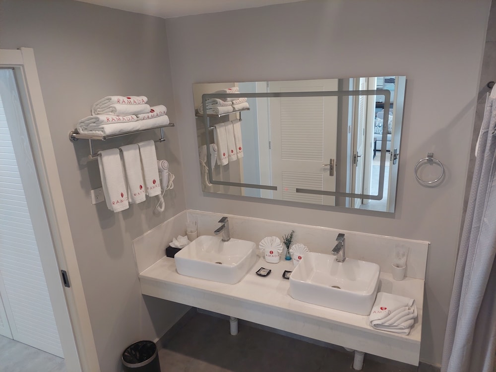 Junior Suite, Non Smoking, Mountain View (Landscape, 1 Queen & 2 Twin Beds)
