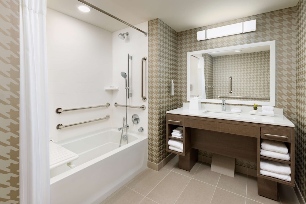 Suite, 1 King Bed, Accessible, Bathtub - Photo 12