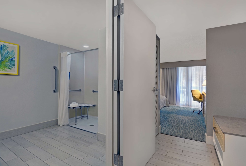 Room, 1 King Bed, Accessible - Photo 6