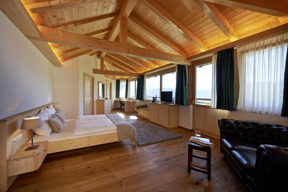Deluxe Chalet, 1 Bedroom, Hot Tub, Mountain View photo 1