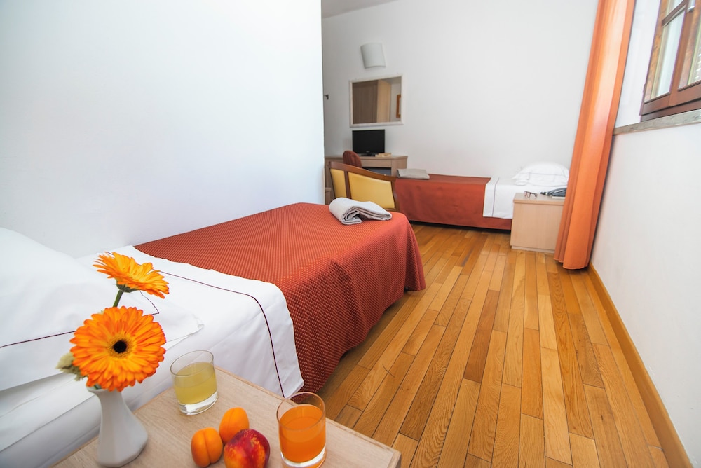 Standard Double or Twin Room - Photo 2