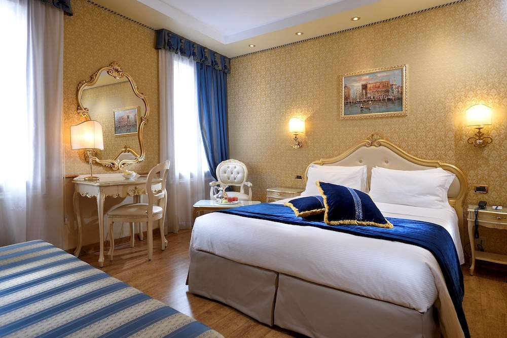 Classic Room, 1 Queen Bed, Non Smoking (with Single Sofabed)