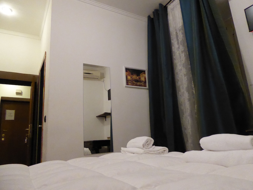 Economy Single Room, 1 Large Twin Bed, Private Bathroom photo 2