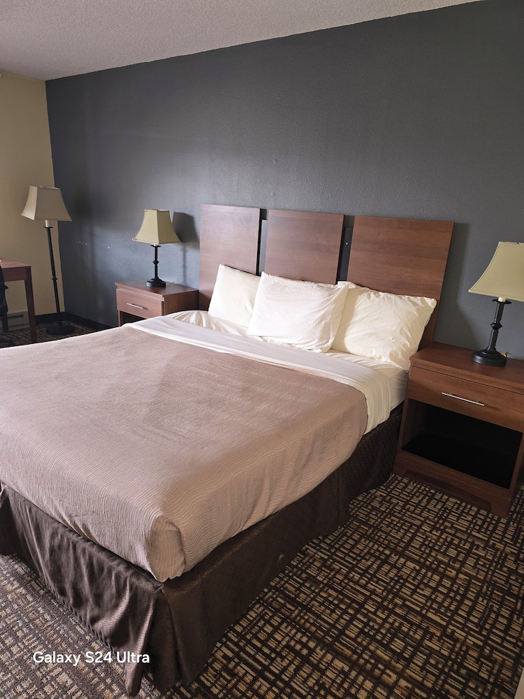 Room, 1 King Bed, Non Smoking (Upgrade) photo 3