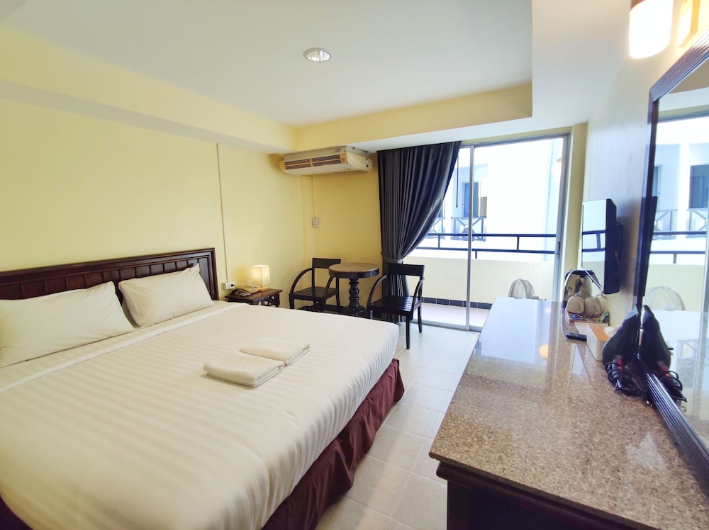 Superior Room, 1 King Bed, Balcony, Pool View - Photo 4