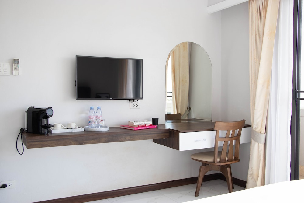 Deluxe Room, City View - Photo 6