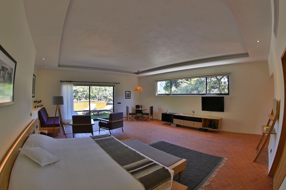 Master suite with grassed terrace and jacuzzi