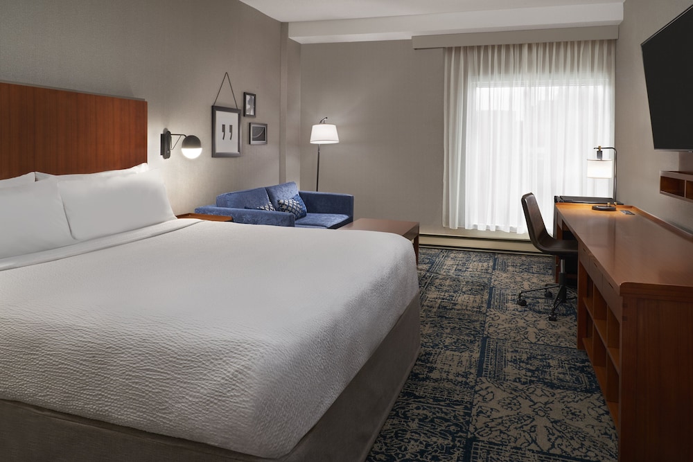Deluxe Room, 1 King Bed with Sofa bed photo 1