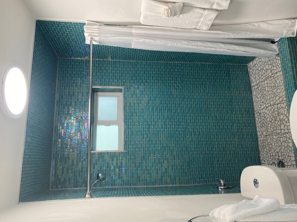 Oceanfront King Suite w/ Kitchen & Private Balcony - Photo 38
