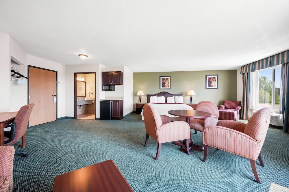 Suite, 1 King Bed, Non Smoking, Refrigerator & Microwave photo 1
