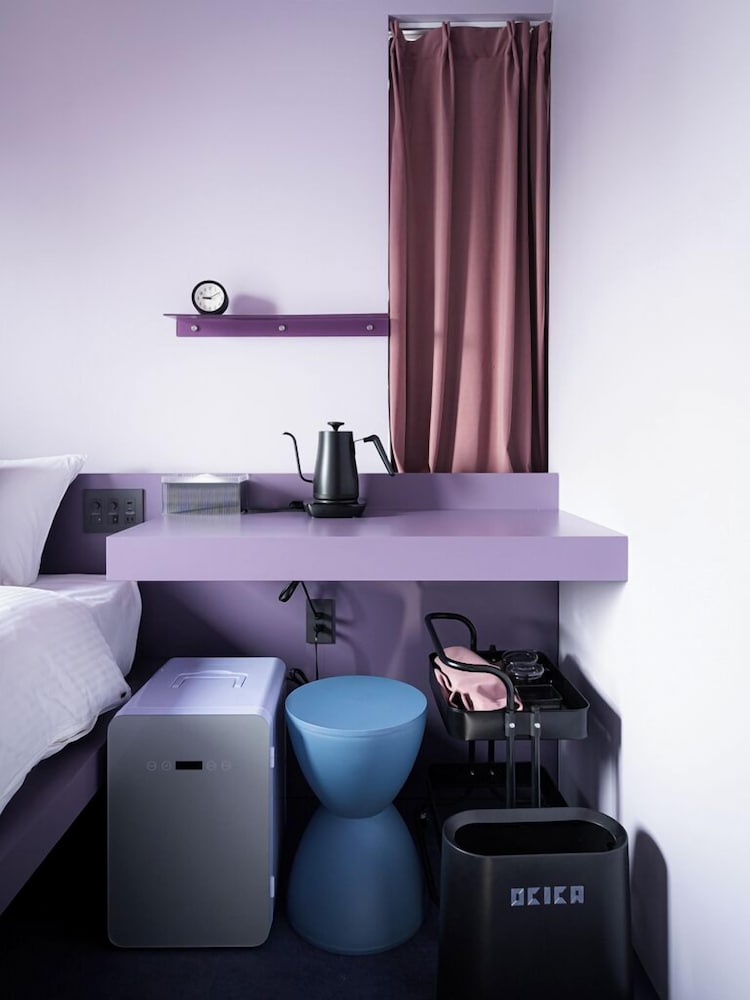 Purple with Shared Bathroom photo 3