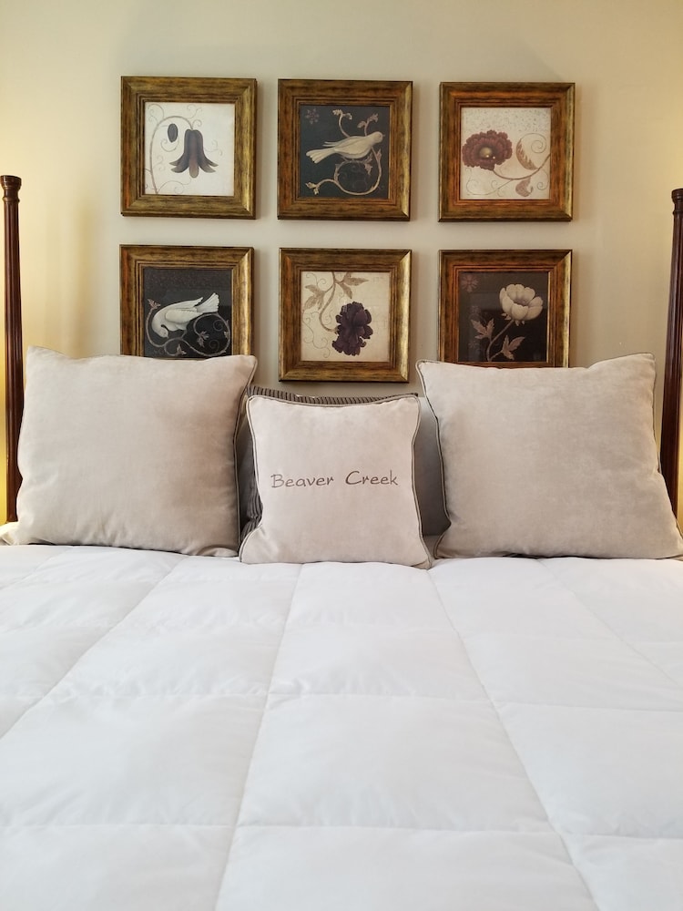Panoramic Suite, 1 King Bed, Patio, Mountain View photo 1