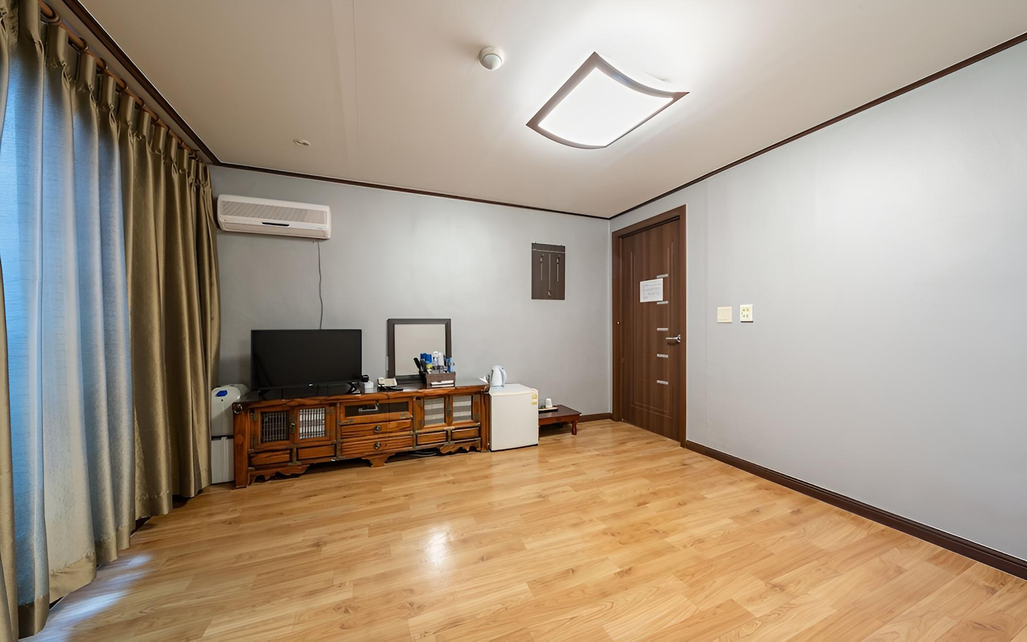 Room (Standard Room(floor heating system)) - Photo 5