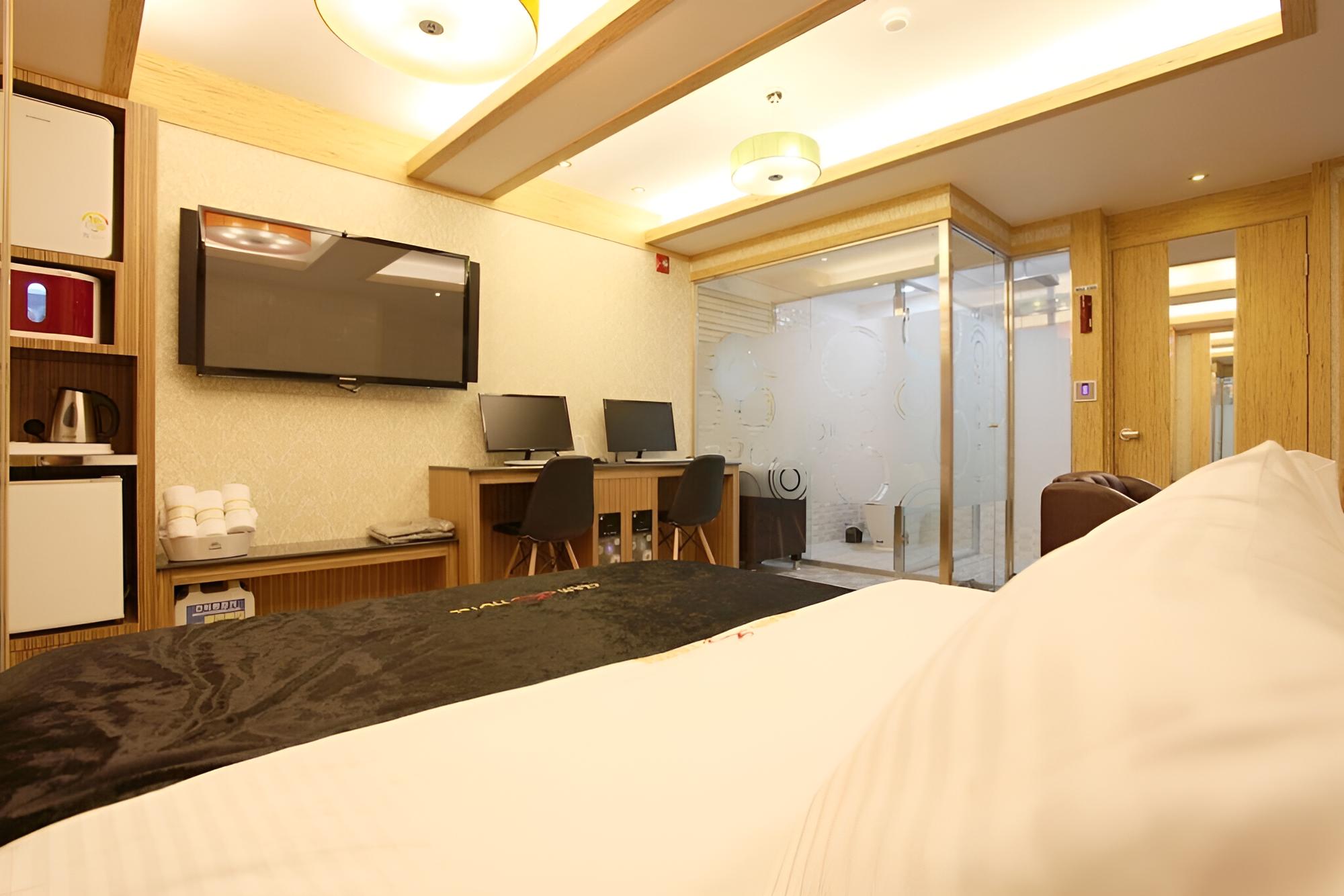 Room (2 PCs of VIP (2 PCs available for PUB) photo 3