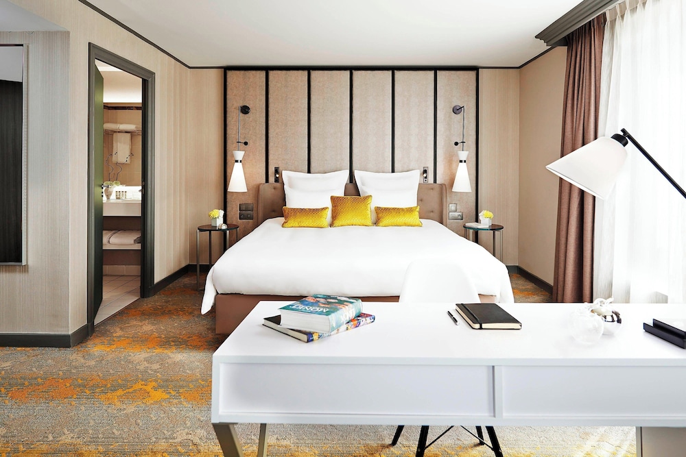 Junior Suite, 1 King Bed with Sofa bed - Photo 3