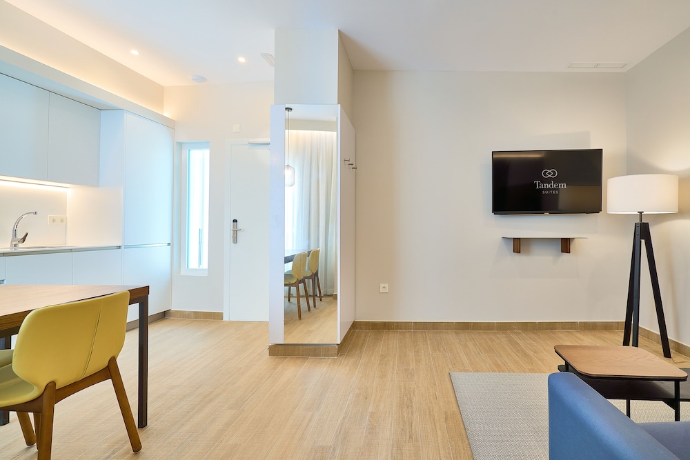 Suite, 2 Bedrooms - Photo 2