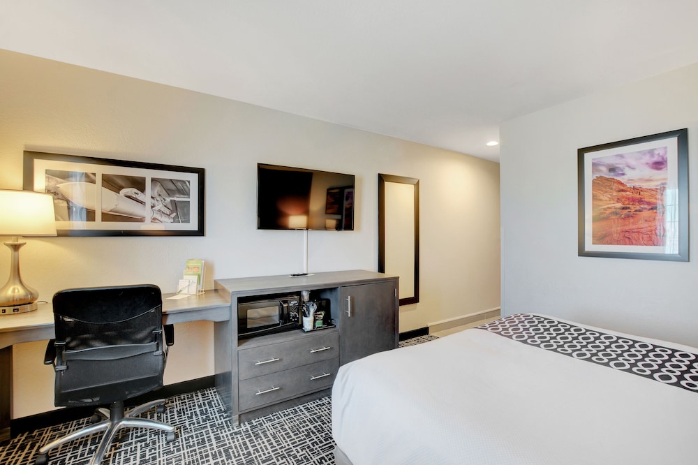 Room, 1 Queen Bed, Non Smoking - Photo 3