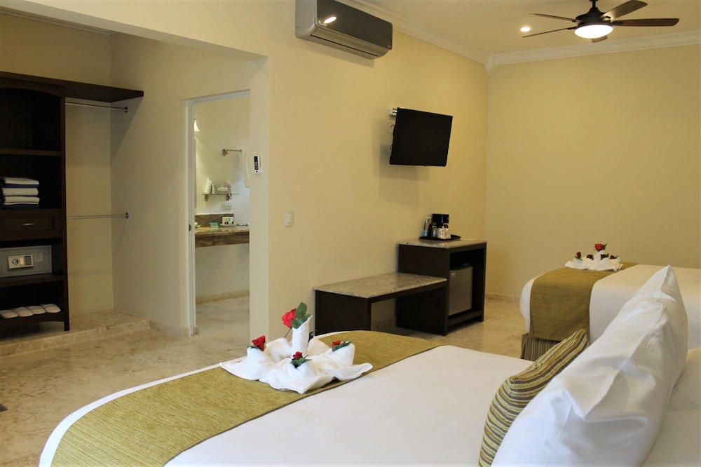 Deluxe Double Room, 2 Queen Beds, Pool View, Garden Area