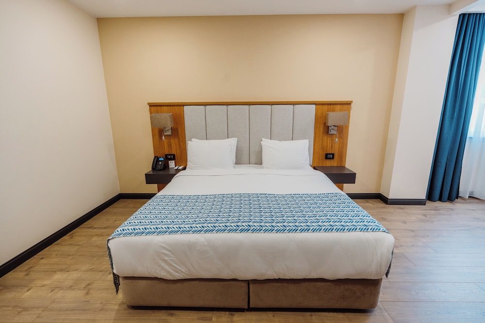 Standard Room, Multiple Beds, Accessible, Non Smoking - Photo 4