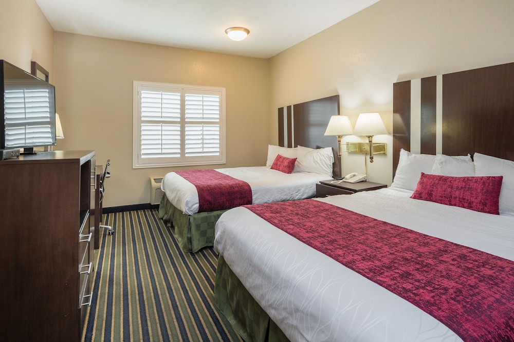 Room, 2 Queen Beds - Photo 4