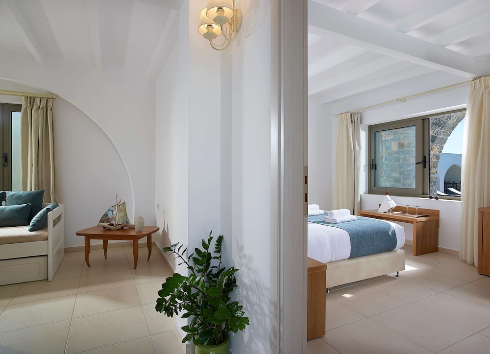 Suite, 2 Bedrooms - Photo 3