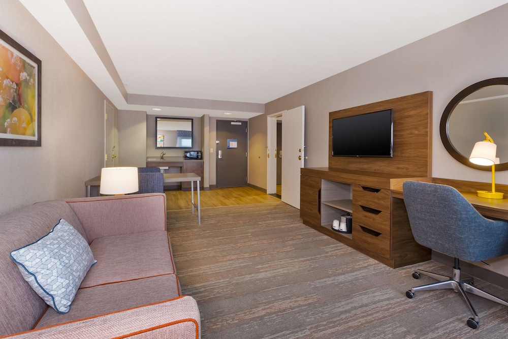 Suite, 1 King Bed, Accessible, Bathtub - Photo 3