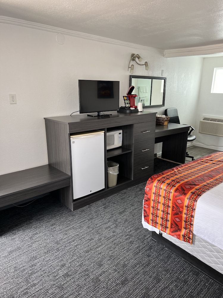 Single Room, 1 Queen Bed photo 2