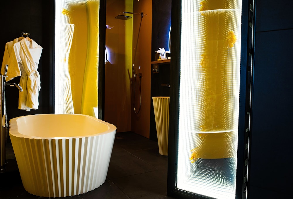 Signature Suite - Photo 2