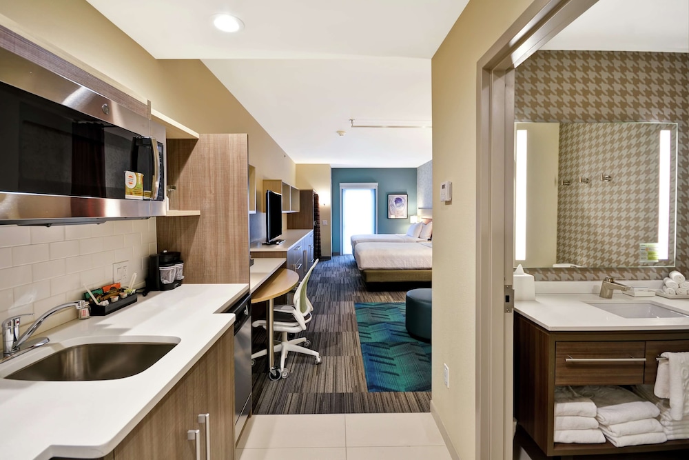 Premium Studio, 2 Queen Beds, Accessible, Balcony (Hearing) - Photo 2