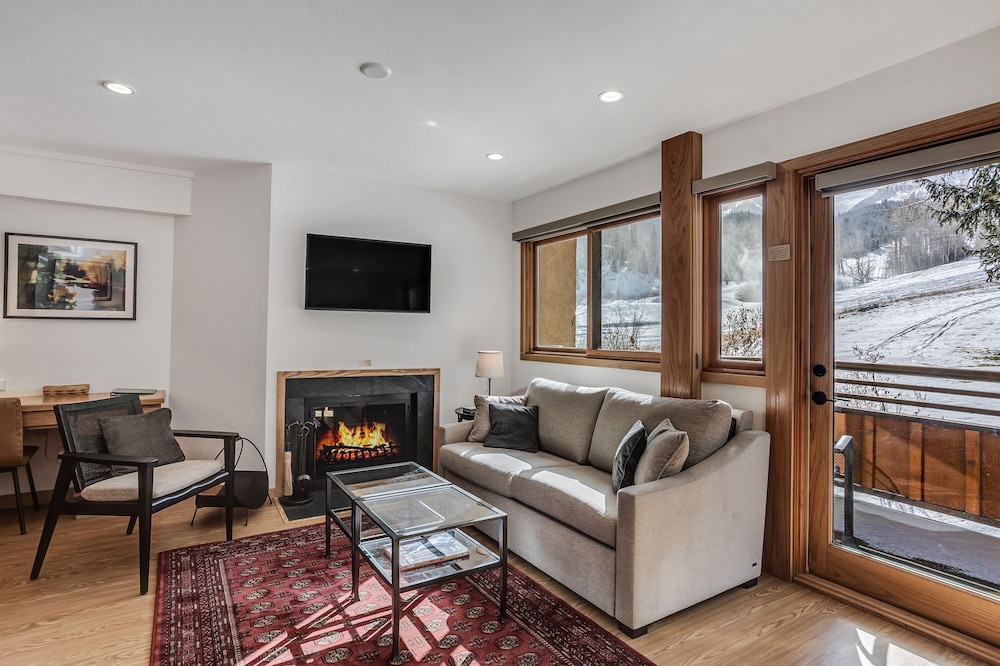 Premier Studio (Unit 409)
