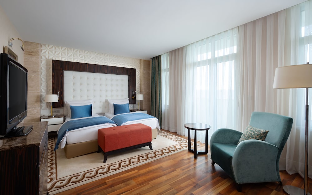 Family Suite (Free City Shuttle) photo 2