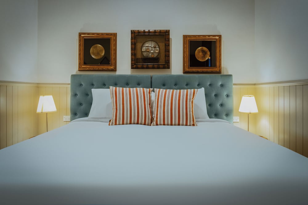 Deluxe King Manor with Ensuite thumbnail 5
