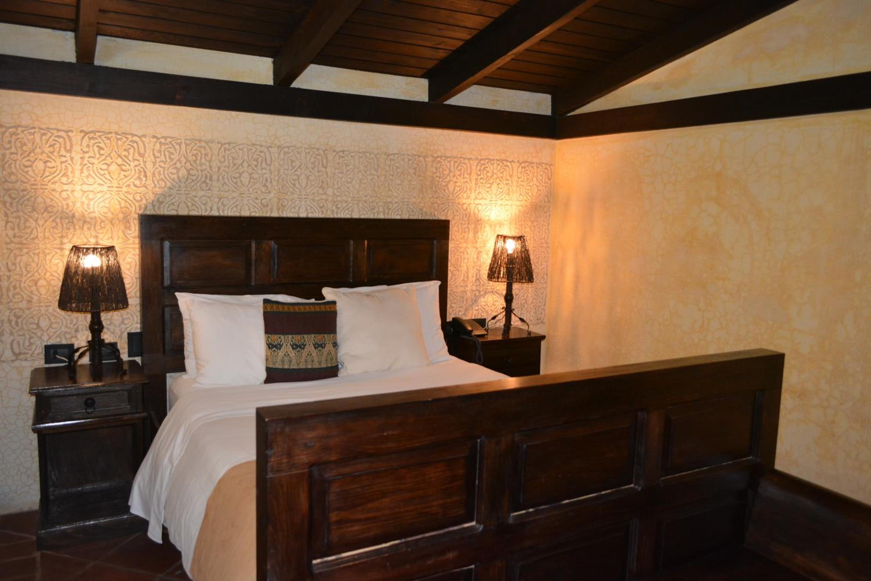 Queen Room photo 2