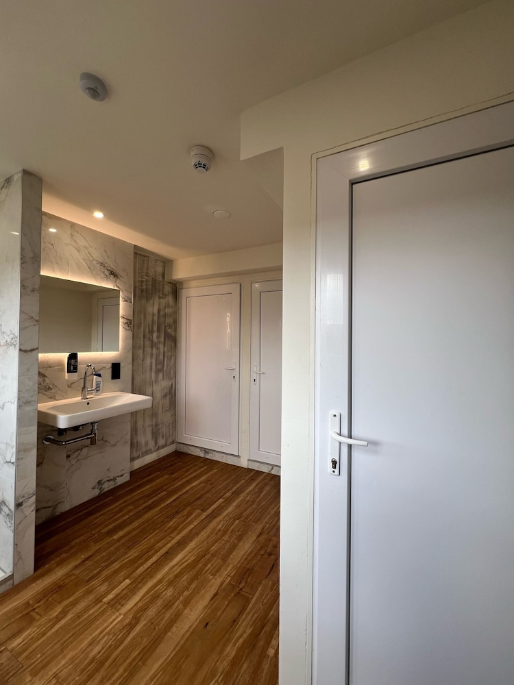 Basic Quadruple Room photo 3