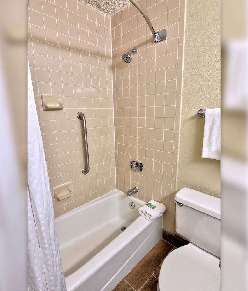 Premium Room, 2 Queen Beds - Photo 4
