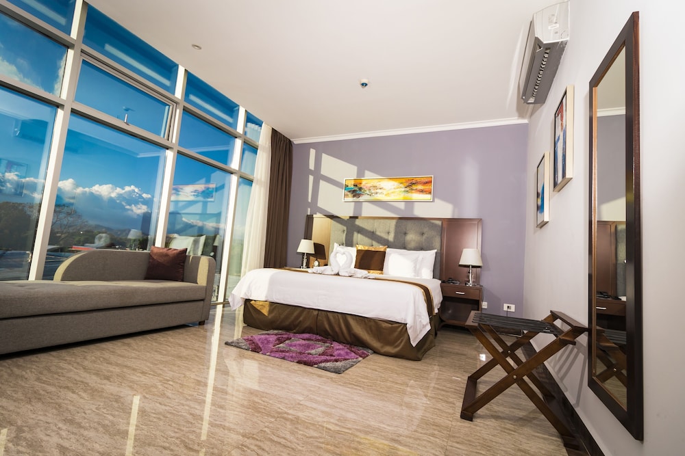 Deluxe Room, 1 King Bed, Non Smoking, Mountain View