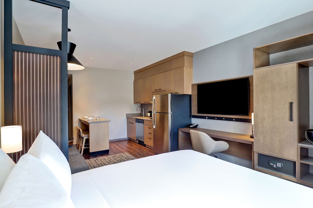 Room, 1 Queen Bed with Sofa bed, Kitchenette (Specialty) photo 2