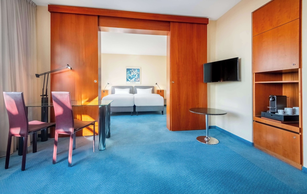 Suite, 1 Bedroom - Photo 6