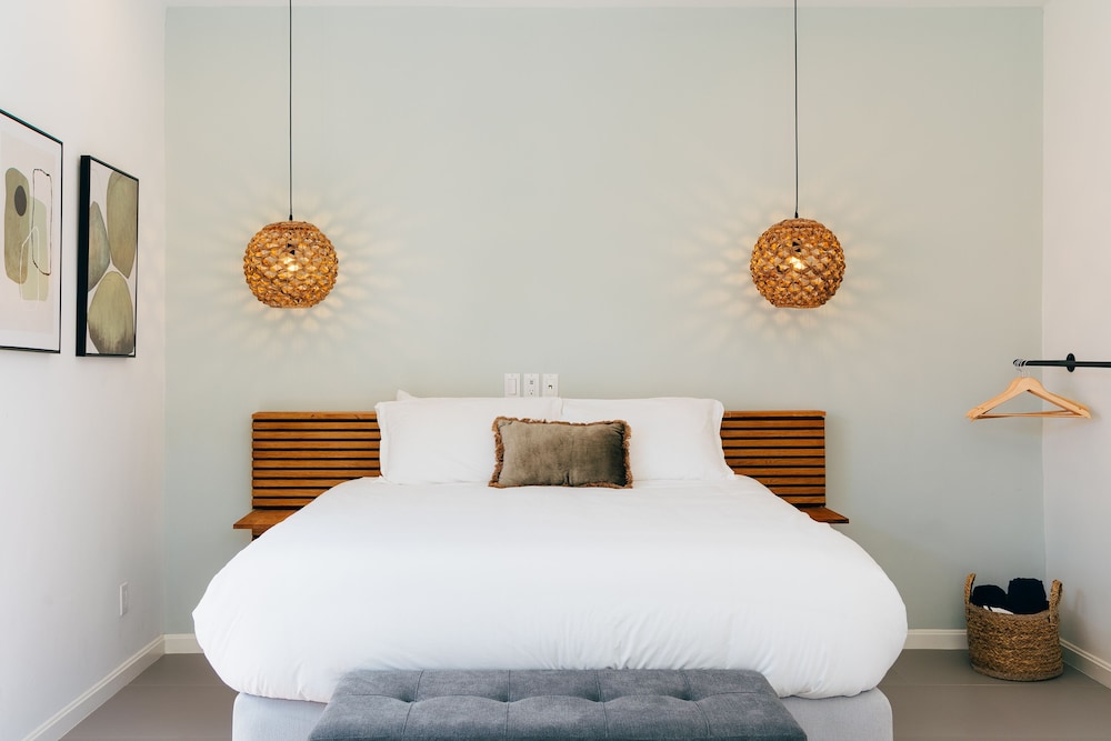 Superior Studio, 1 Queen Bed, City View, Poolside photo 1