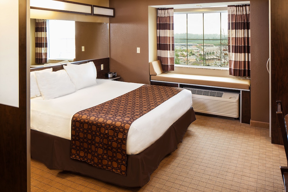 Suite, 1 Queen Bed, Accessible, Non Smoking photo 2