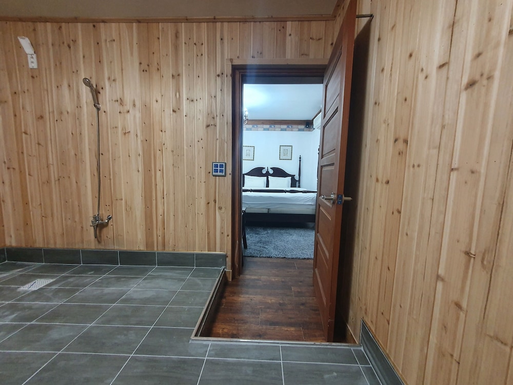 Family Room, 2 Bedrooms photo 3
