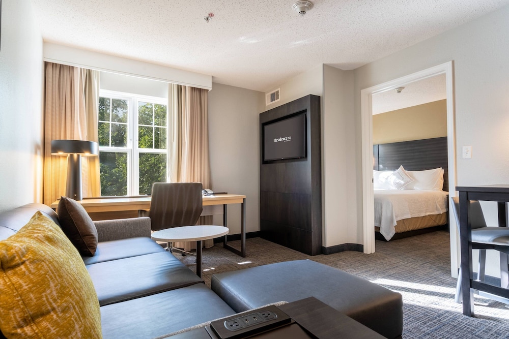 Suite, 1 Double Bed (Mobility/Hearing Access, Roll-In Shwr) photo 3