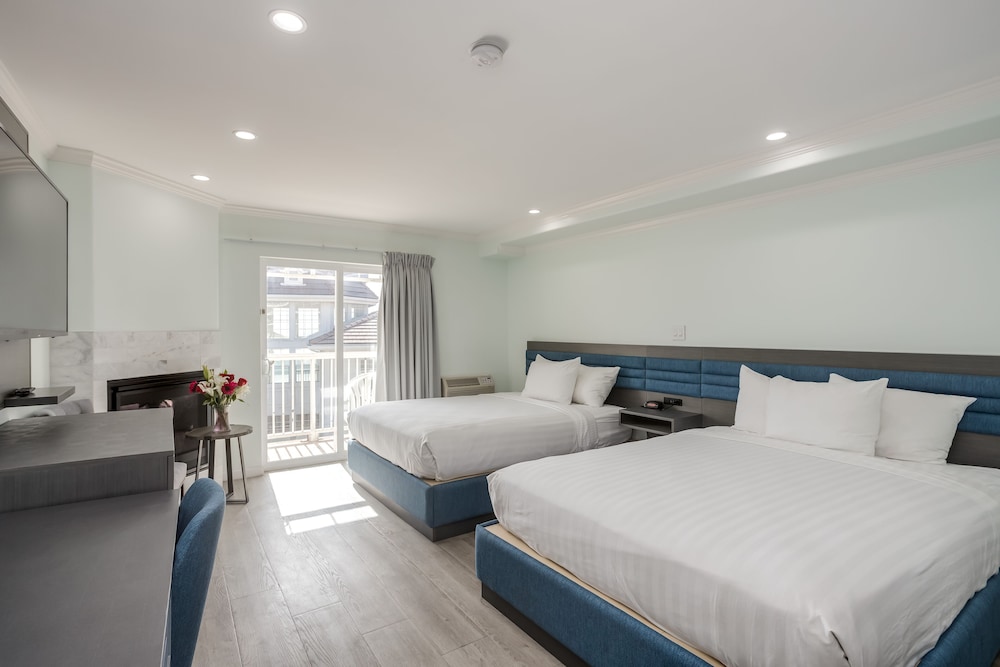 Room, 2 Queen beds, Street view Balcony